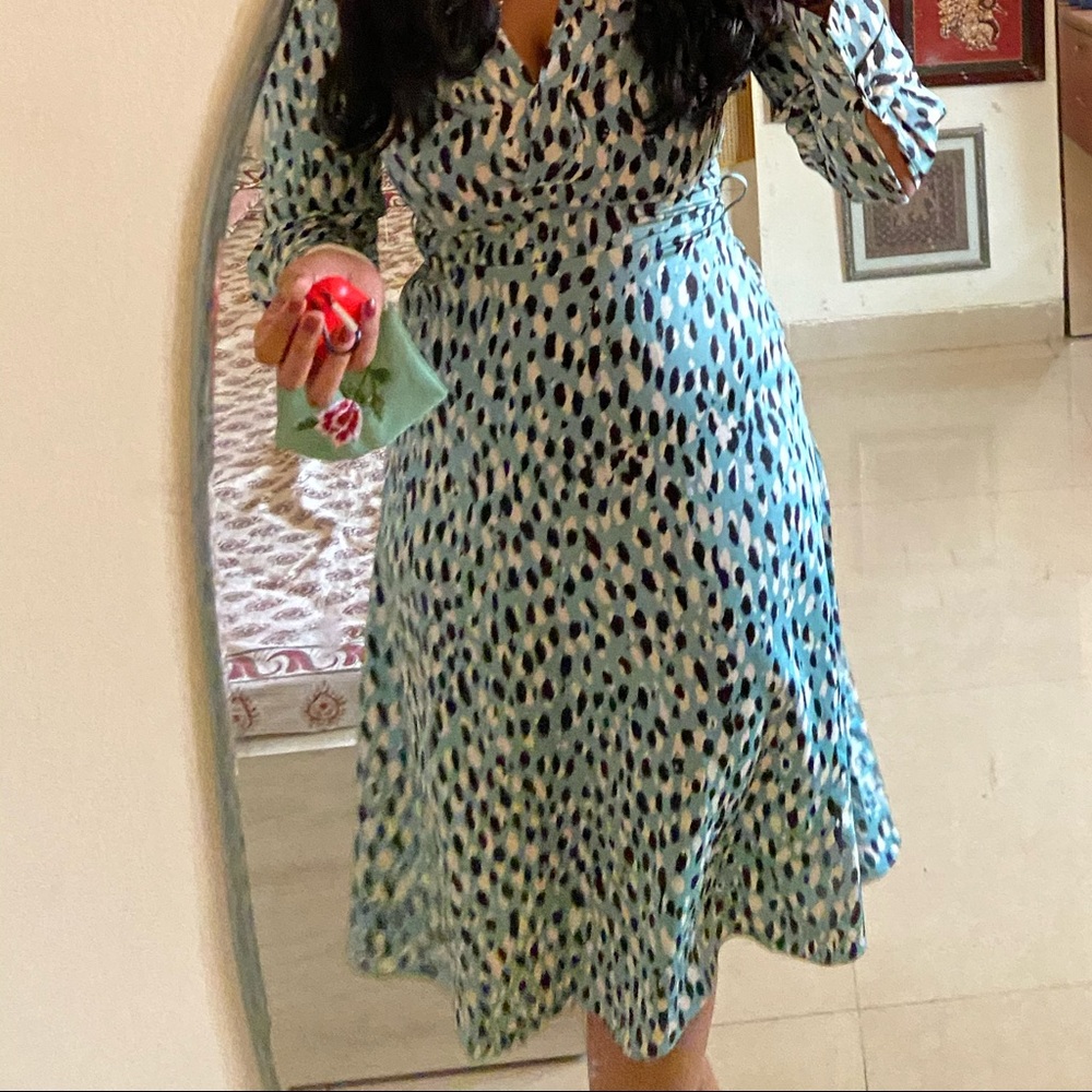 H&M Satin knee length dress with belt - Picture 2 of 3